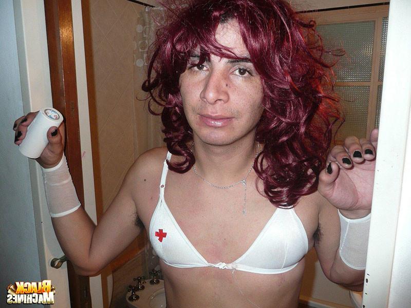 16P Süßer weißer Kerl mit roter Perücke und sexy Krankenschwester-Outfit lutscht und reitet drei große Schwarze