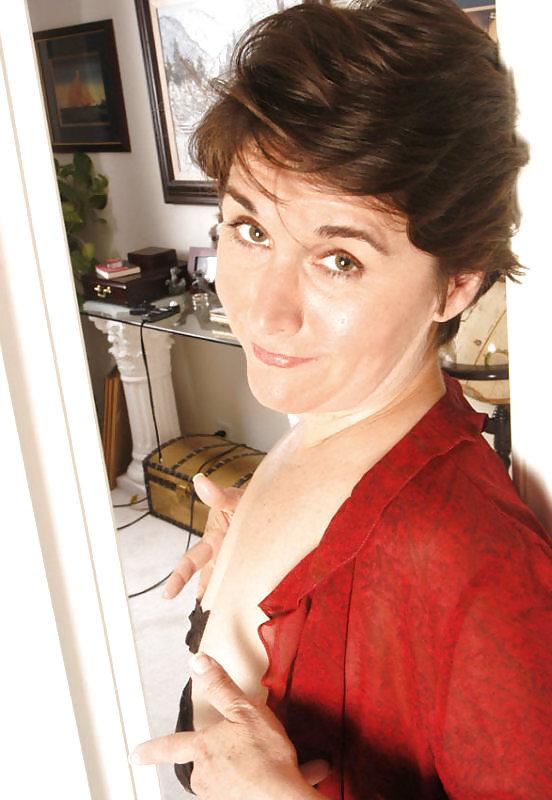 25P Mature hairy Leslie