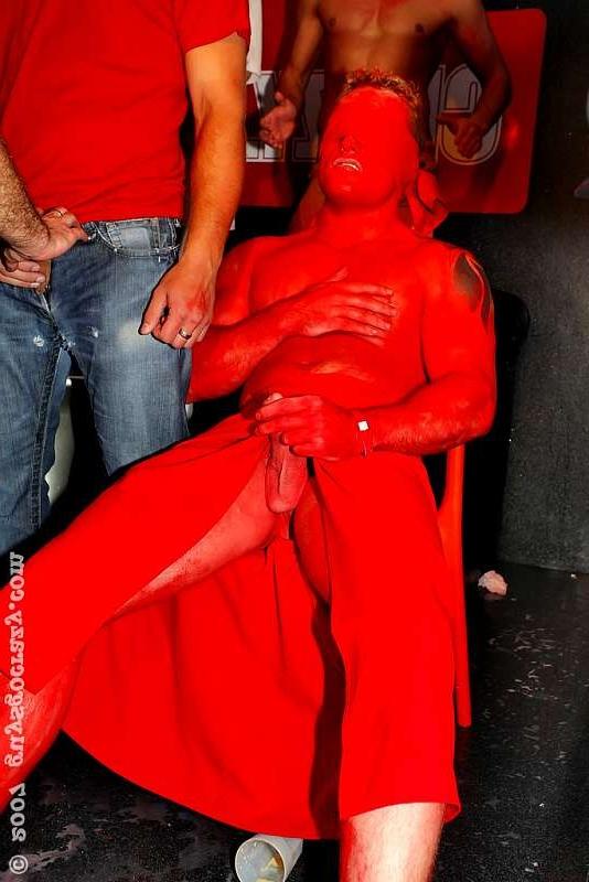20P Blindfolded gays have to guess who is sucking them