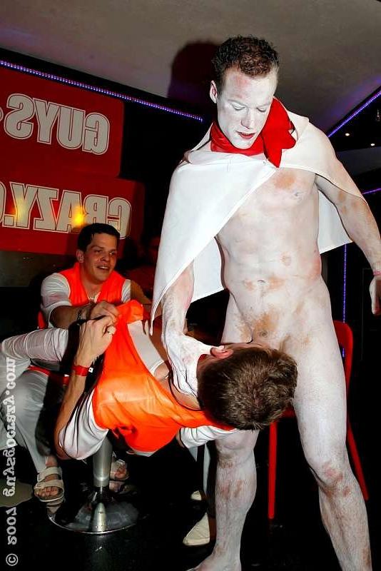 20P Blindfolded gays have to guess who is sucking them