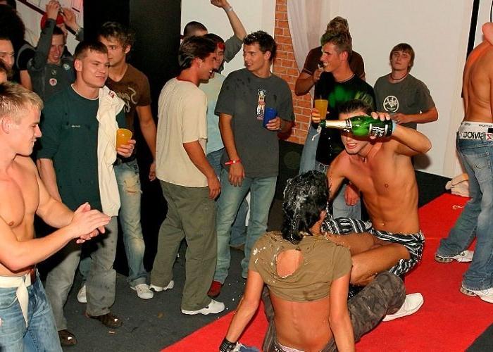 15P gay studs have a huge orgy at a nightclub