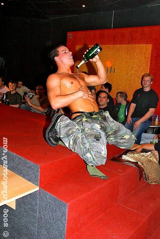 20P Gay stripper getting blowjobs from people in a club