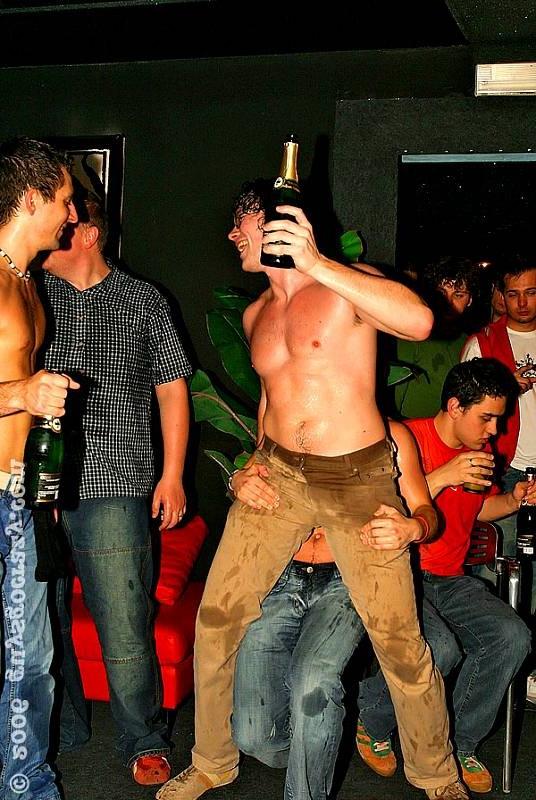 20P Gay stripper getting blowjobs from people in a club