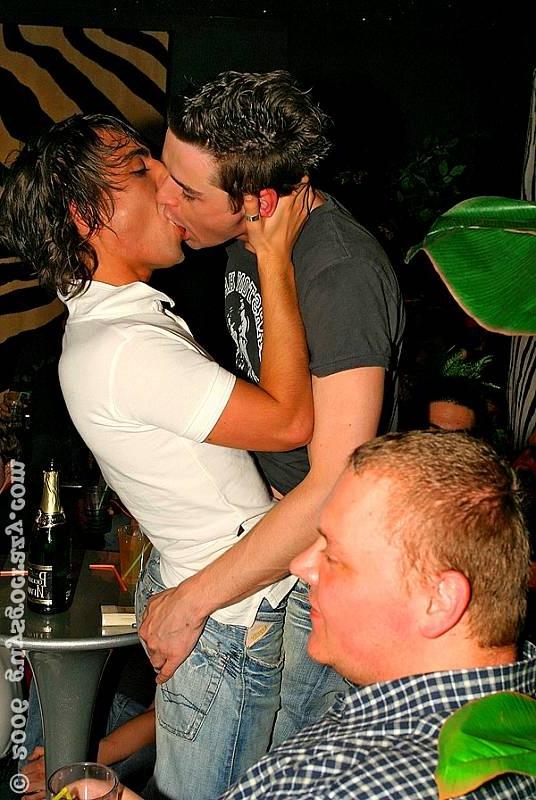 20P Gay stripper getting blowjobs from people in a club