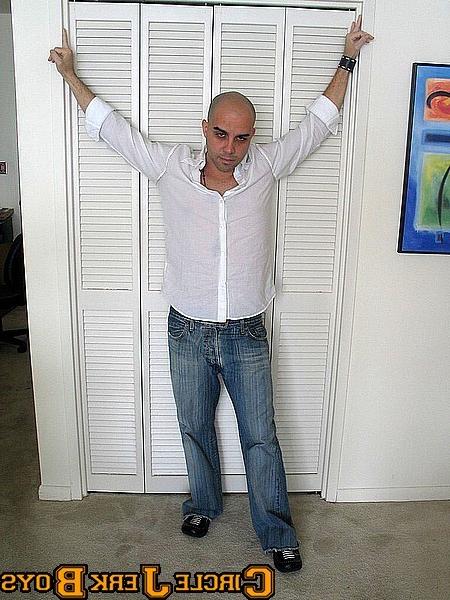 14P Babe with a bald head rips off his shirt