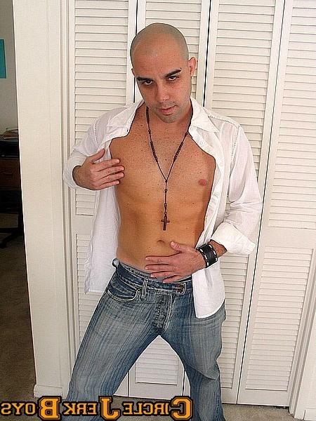 14P Babe with a bald head rips off his shirt