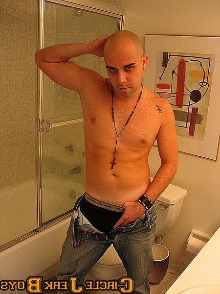 14P Babe with a bald head rips off his shirt