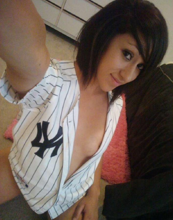 15P Horny Latina teen selfshooting and displays her naked in room