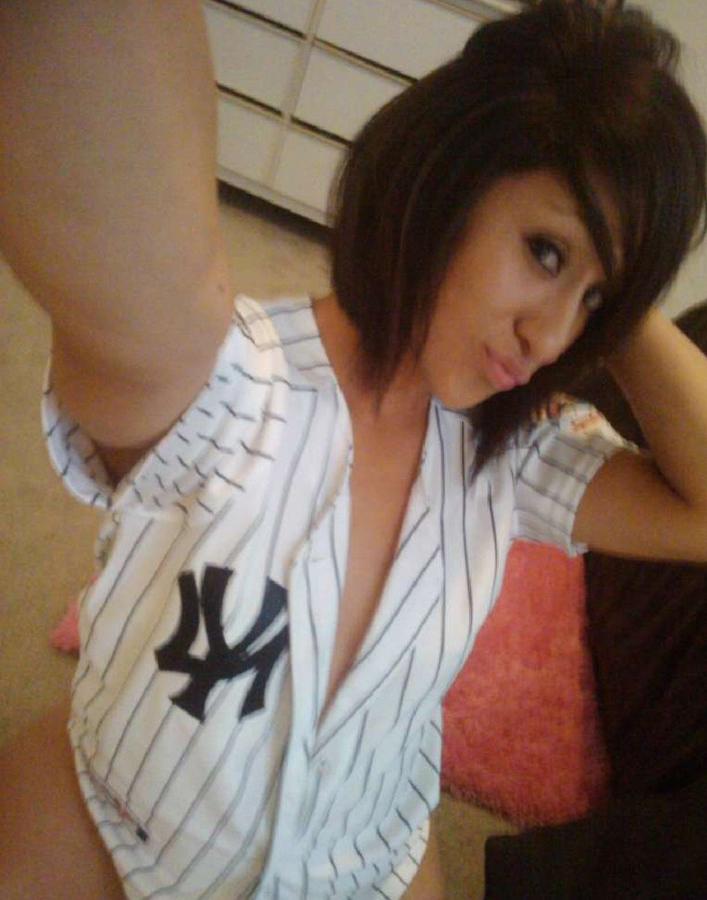 15P Horny Latina teen selfshooting and displays her naked in room