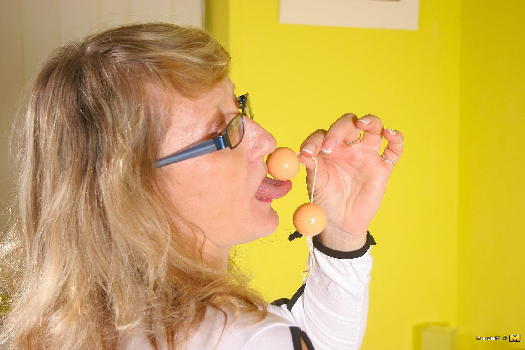 16P Kinky blonde housewife getting wet