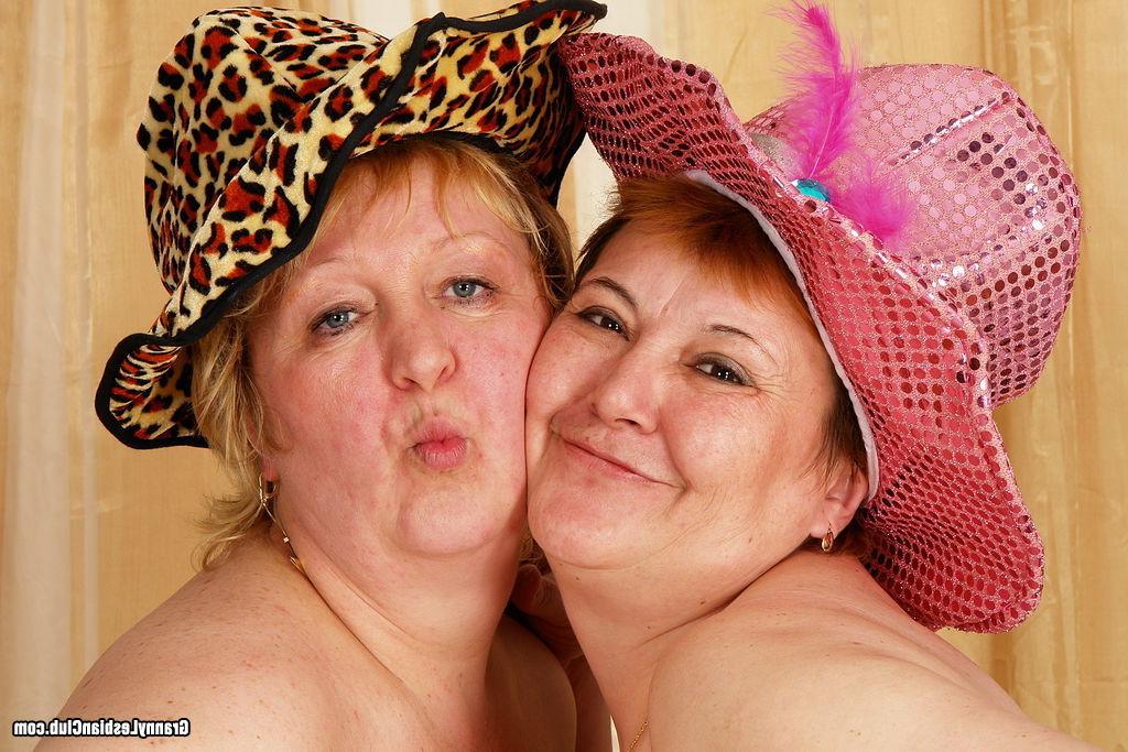 15P Chubby granny lesbians toying their pussies