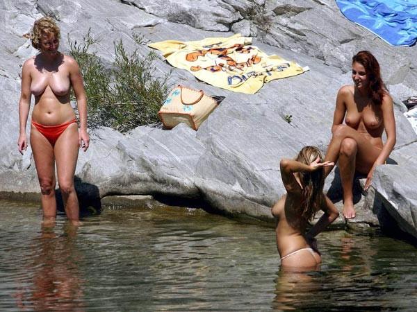 16P nudist ladies on beach posing