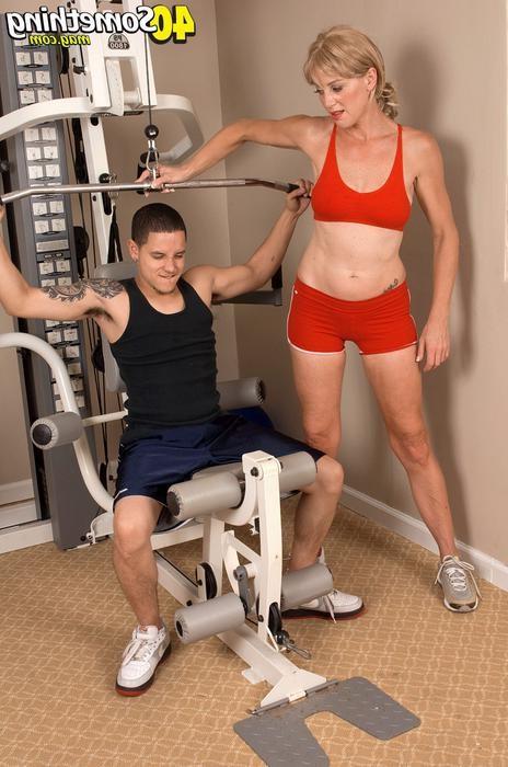 15P This sexy Milf gets it in the gym in middle of practice.