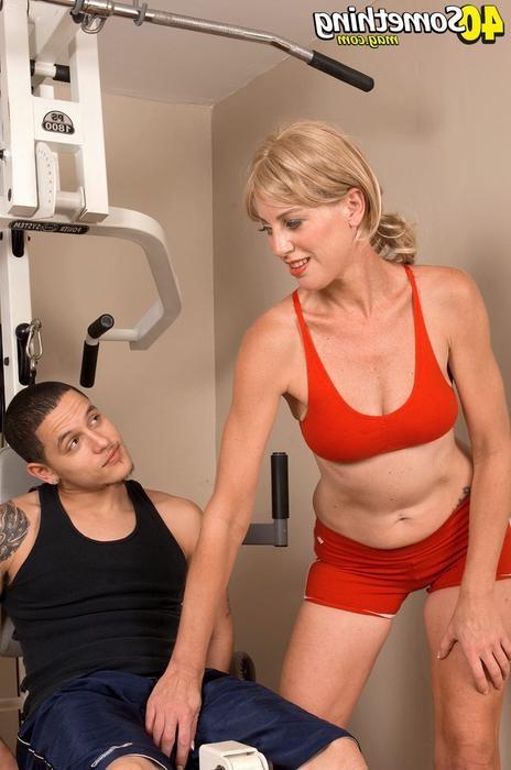 15P This sexy Milf gets it in the gym in middle of practice.