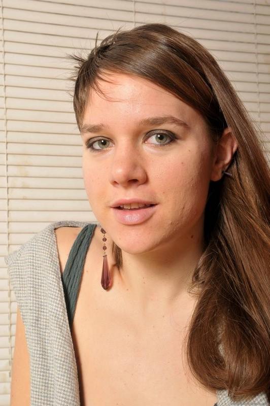 15P Hot natural coed Bonnie exposes her hairy pussy