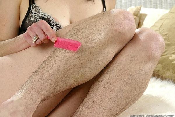 15P Roxanne has a thick hairy natural pussy