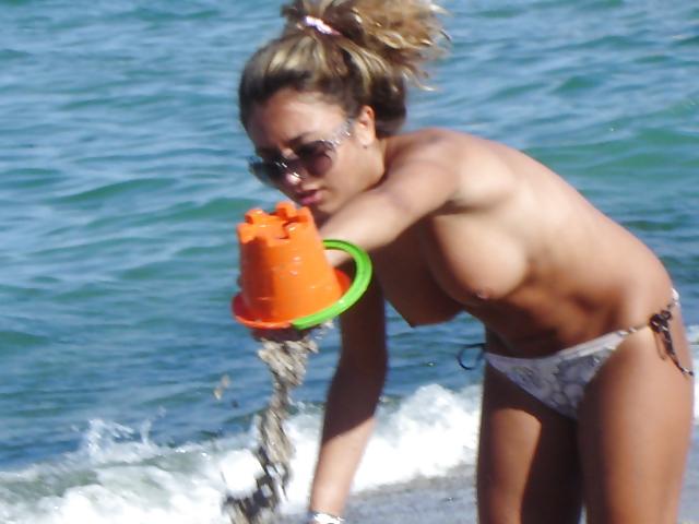 25P Bulgarian amateur girls on beach