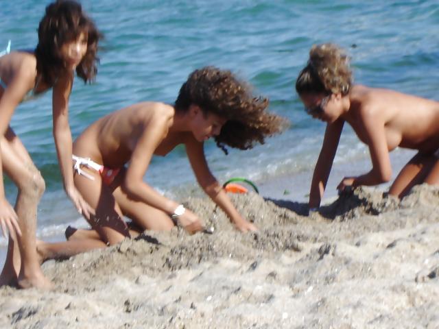 25P Bulgarian amateur girls on beach