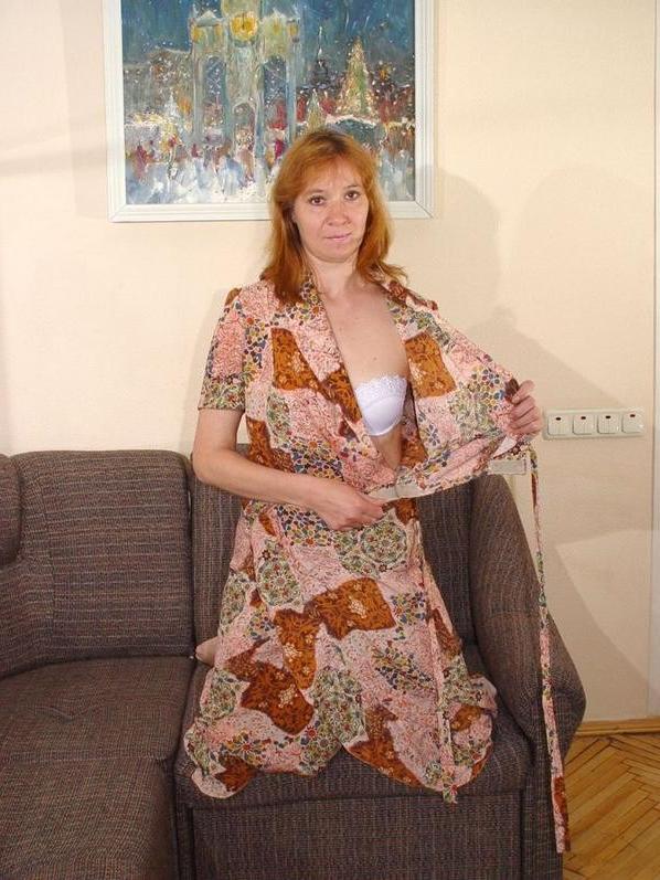 16P Shy First Time Redhead Houswife Shows Her Pussy