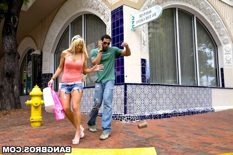 16P well this week Rhylee Richards was out and about town shopping and Carlo careles
