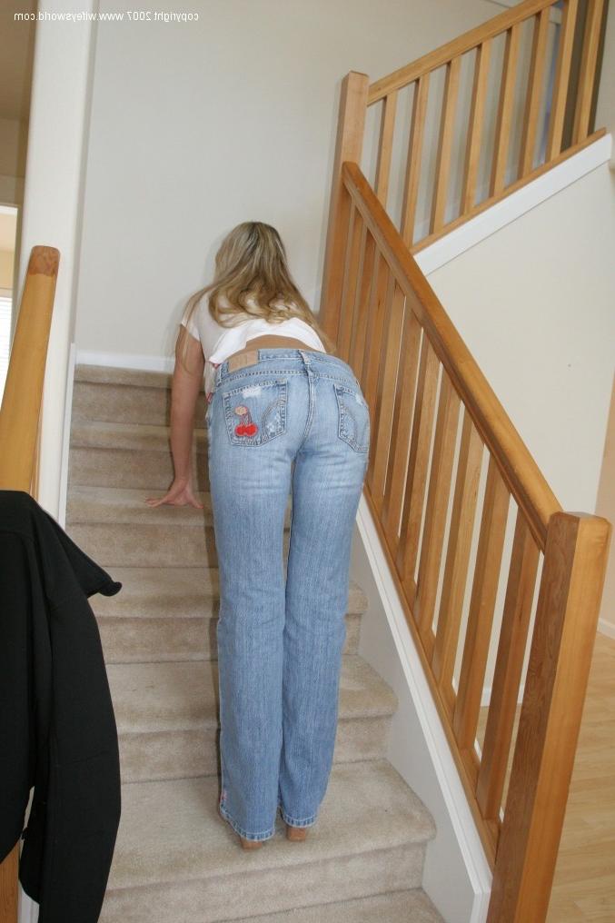 14P Mom stripping from her tshirt and jeans