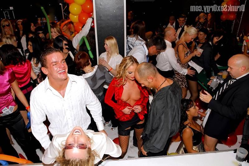 20P An orgy breaks out at casino party