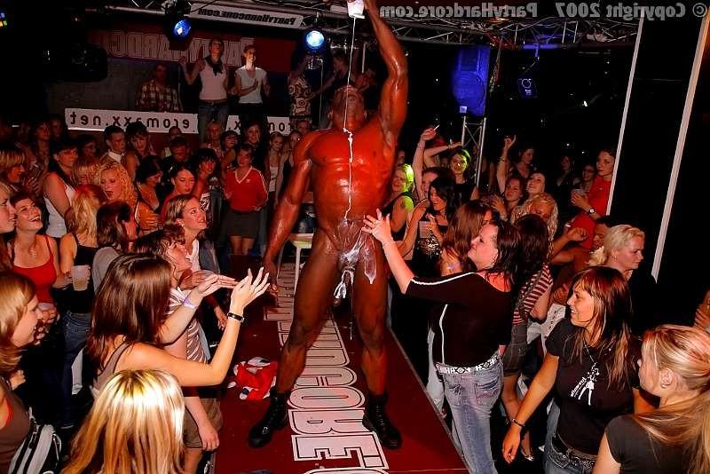 20P Teen tries to push a black cock down her throat