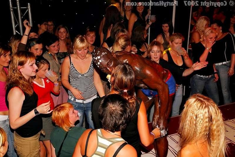 20P Teen tries to push a black cock down her throat