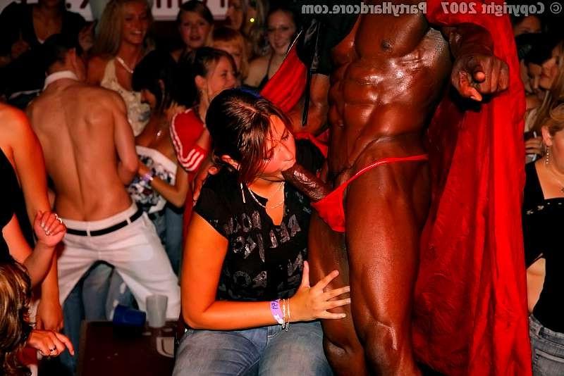 20P Teen tries to push a black cock down her throat