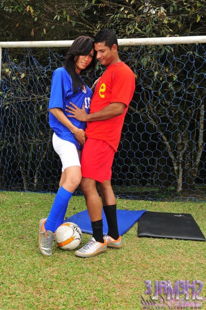 12P Un footballeur TS sexy fait une pipe et chevauche une bite