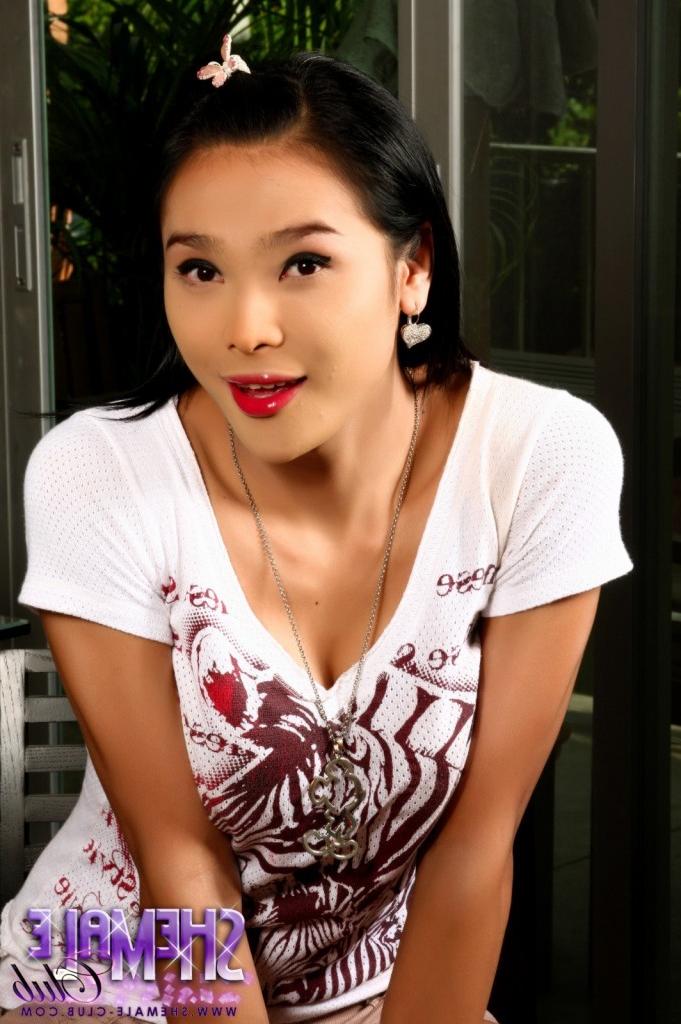 12P Glamour Asian Girl Posing