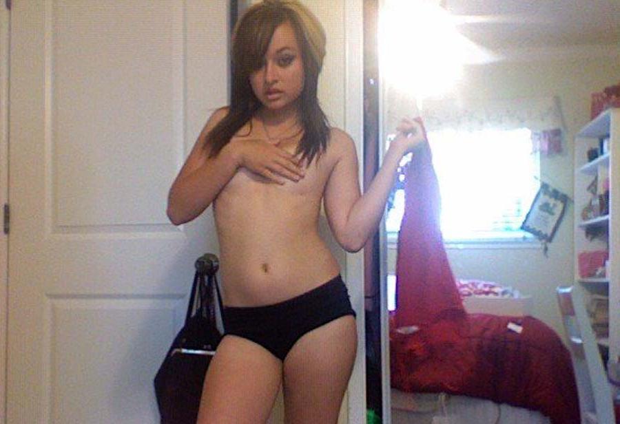 12P Spreading her long Latina legs and posing
