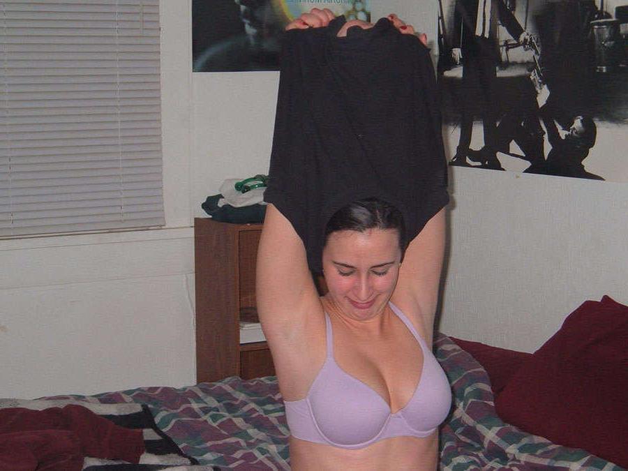 15P Latina with sexy body shows it off