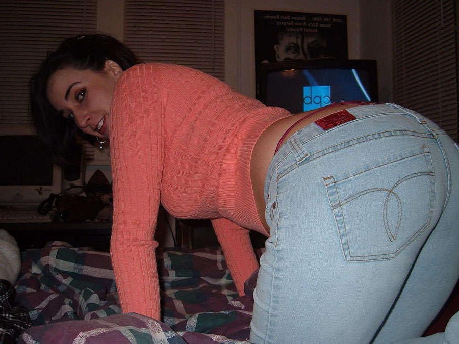 15P Latina with sexy body shows it off