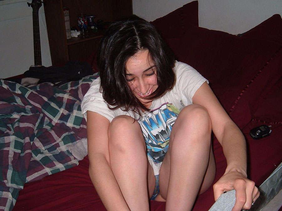 15P Latina with sexy body shows it off