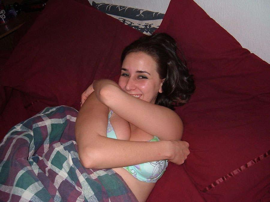 15P Latina with sexy body shows it off