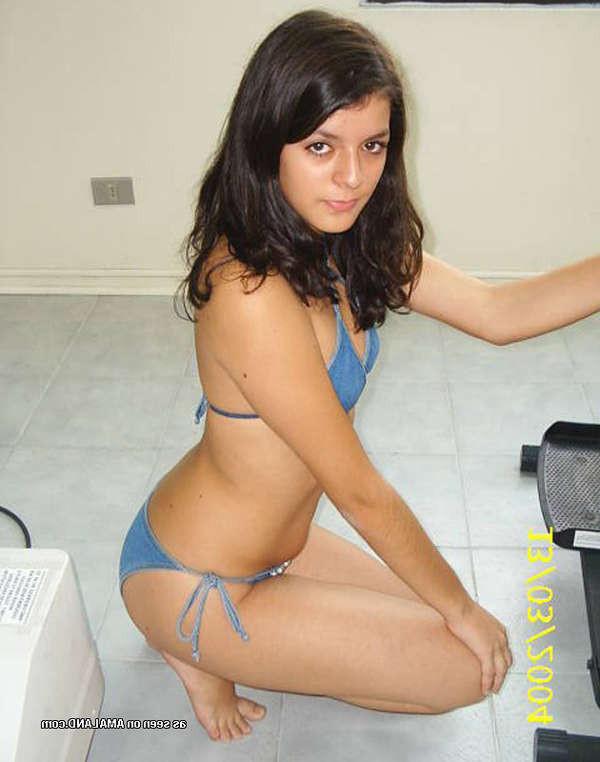 15P Sexy Latinas taking off their tops off in the gym