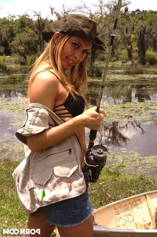 18P Latin Babe Showing off her Firm Body outdoors