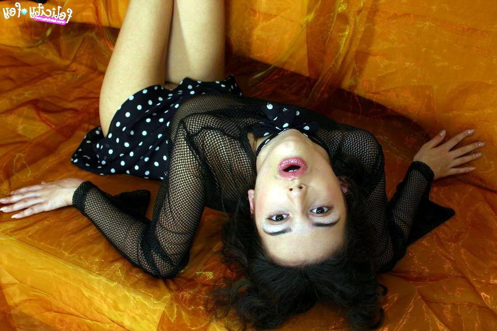 17P Busty babe latina in black high heels