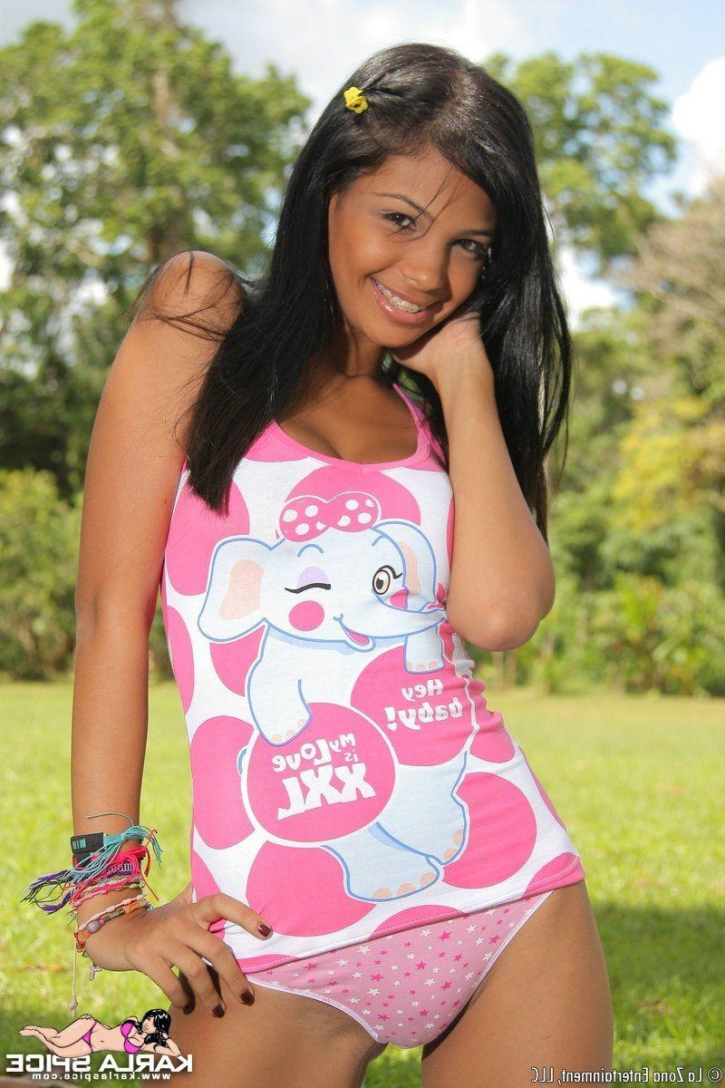 5P busty latina outside