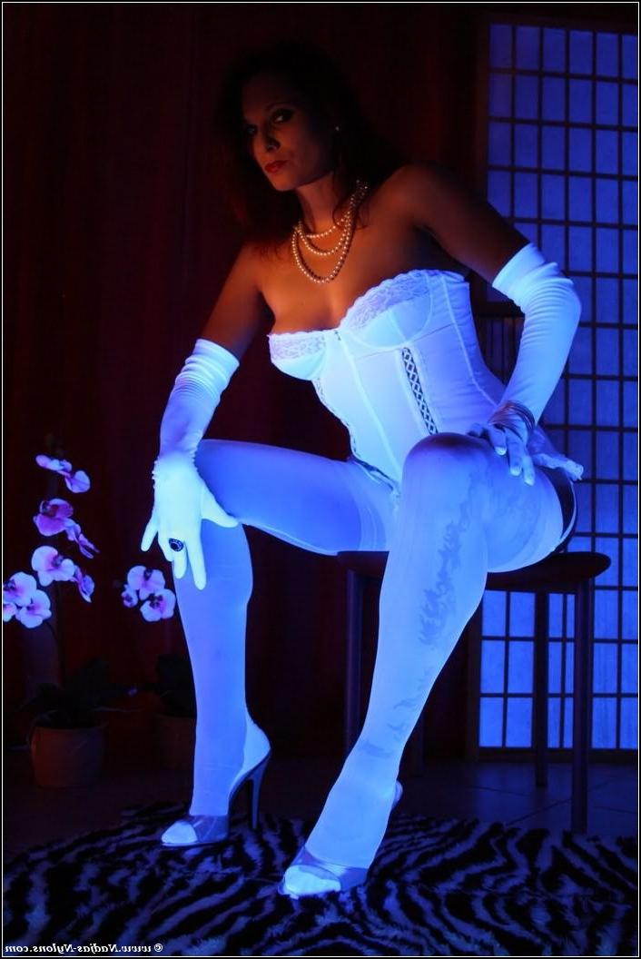 12P Leggy Nadja posing in designed nylons