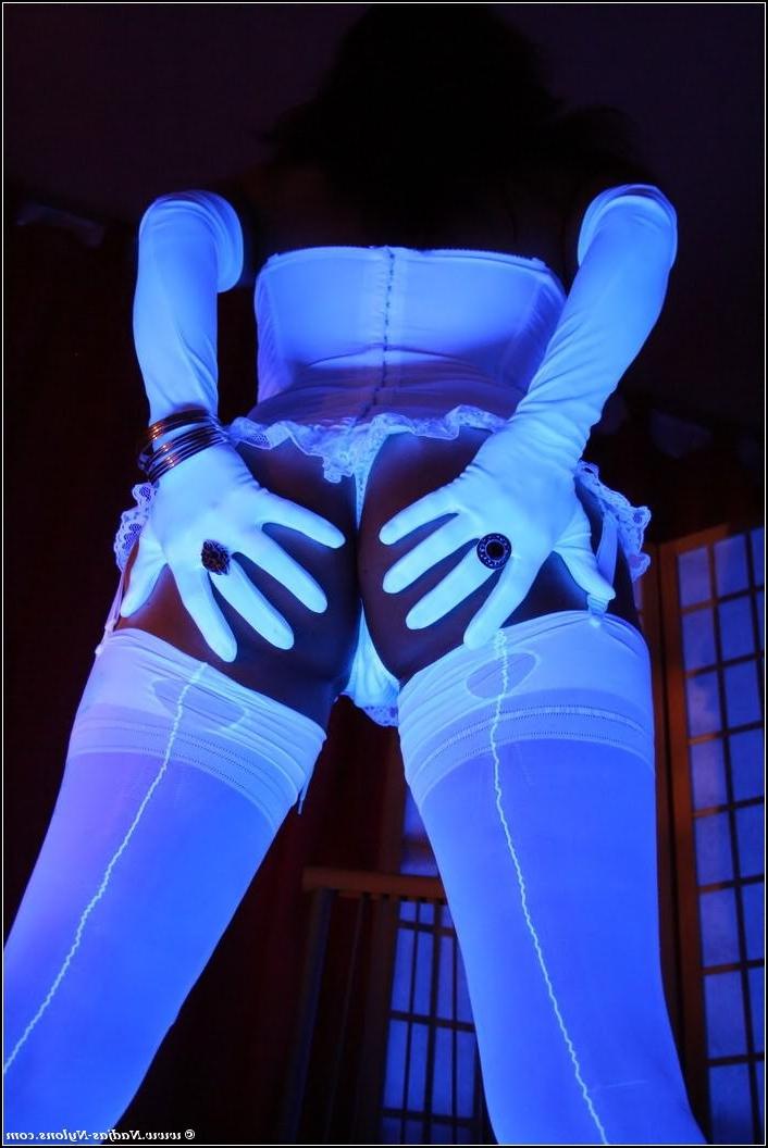 12P Leggy Nadja posing in designed nylons
