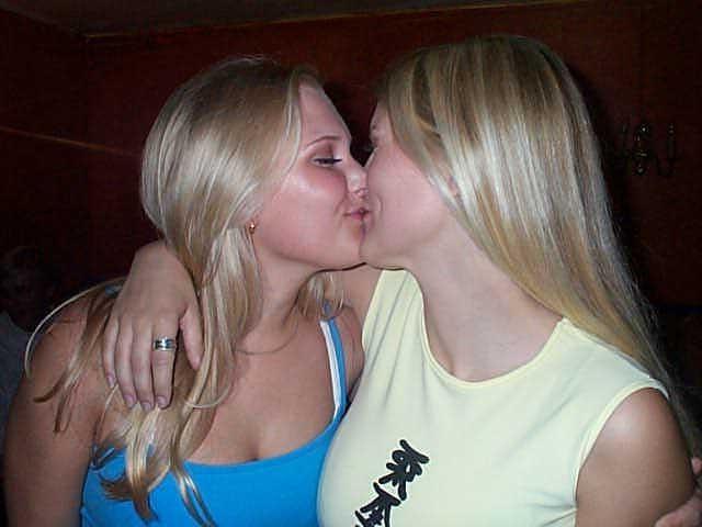 16P Drunk lezzie club sluts kissing