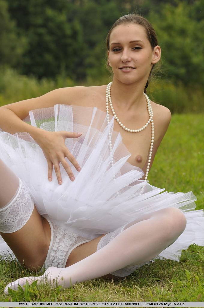 16P Zita strips off her wedding dress out in a field