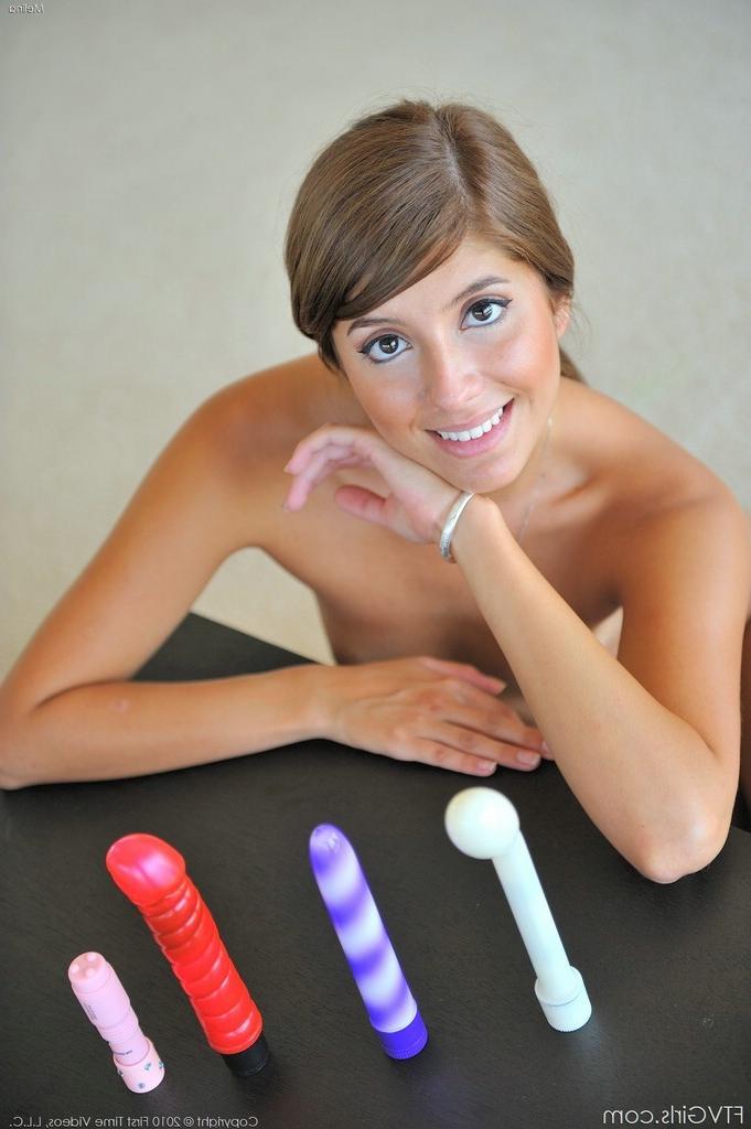 15P Gorgeous first time natural coed plays with dildo