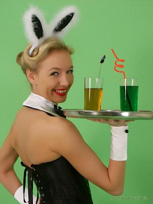 16P Hayley Marie Serving As A Bunny