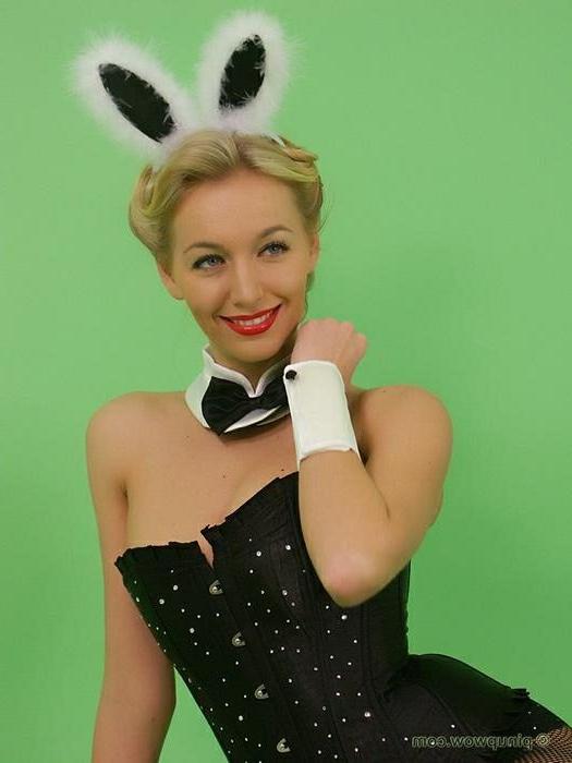 16P Hayley Marie Serving As A Bunny