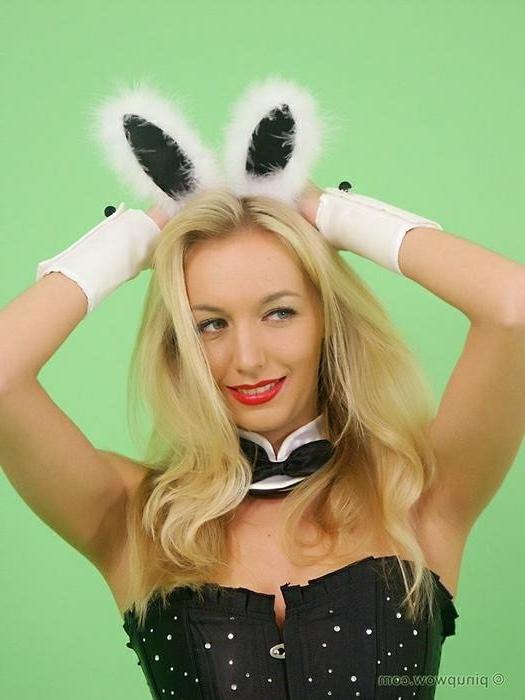 16P Hayley Marie Serving As A Bunny