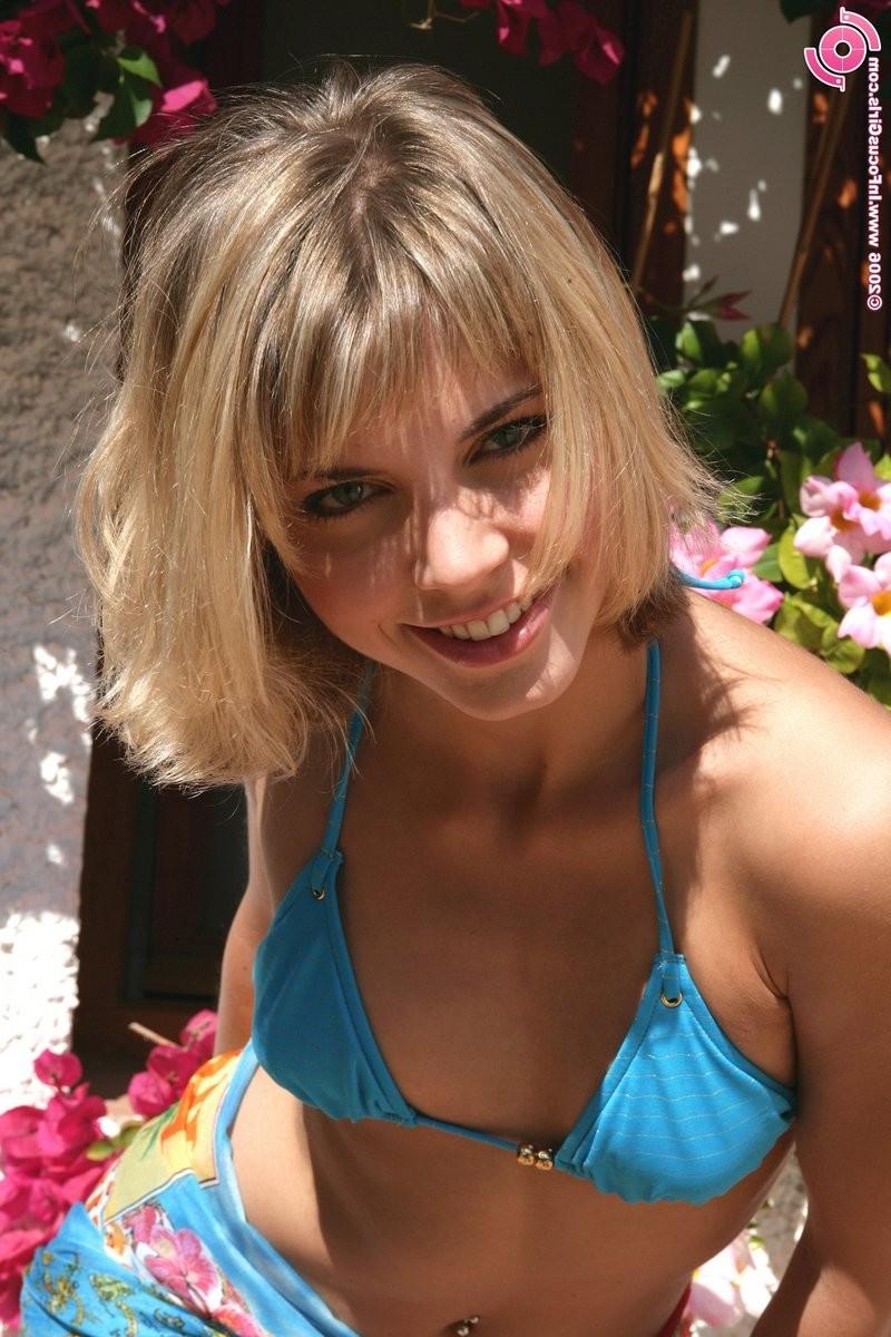 18P Young teen exposes her tits and ass for you