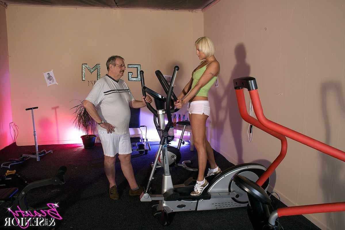 15P Teen fucking an old guy in the gym